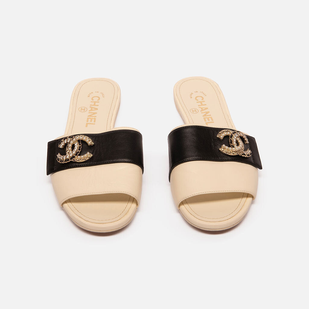 Chanel White/Black Leather Interlocking CC Slide Sandals